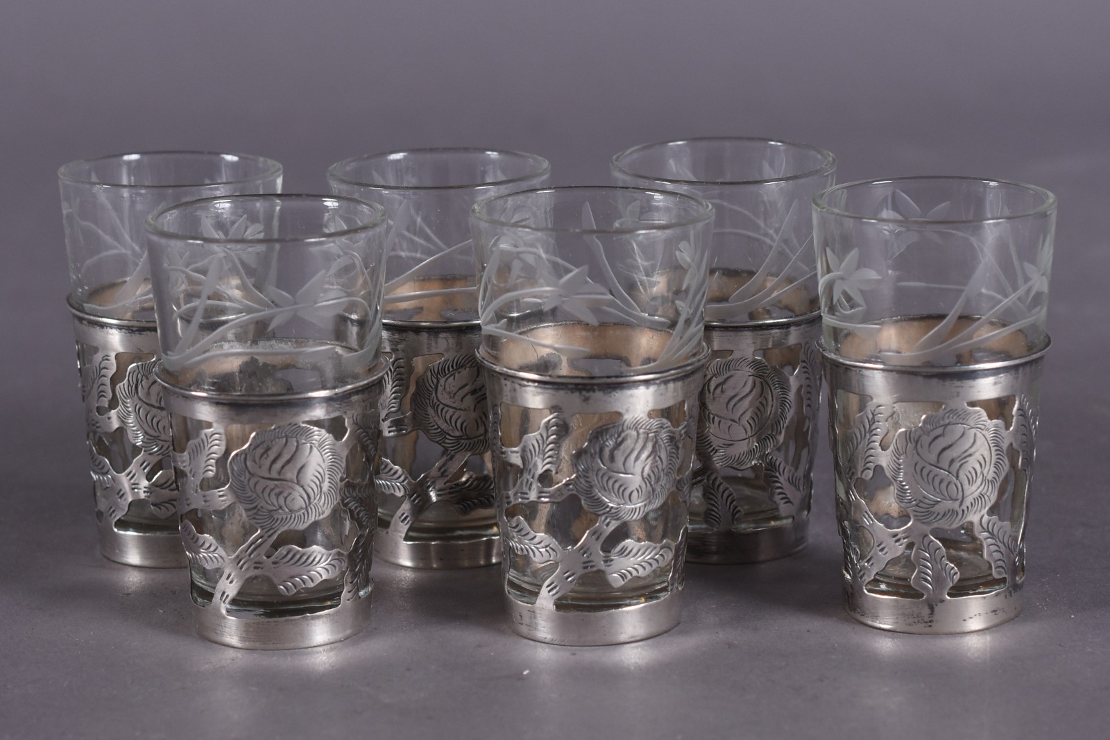 Seis copinhos de cristal com bases de prata vazada. Peso das bases de... - foto 1 de 5