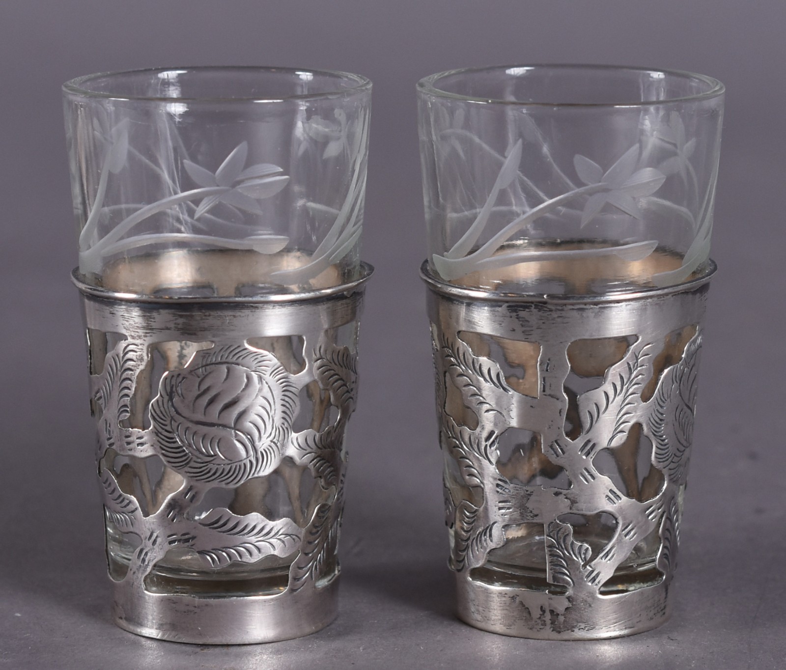 Seis copinhos de cristal com bases de prata vazada. Peso das bases de... - foto 2 de 5