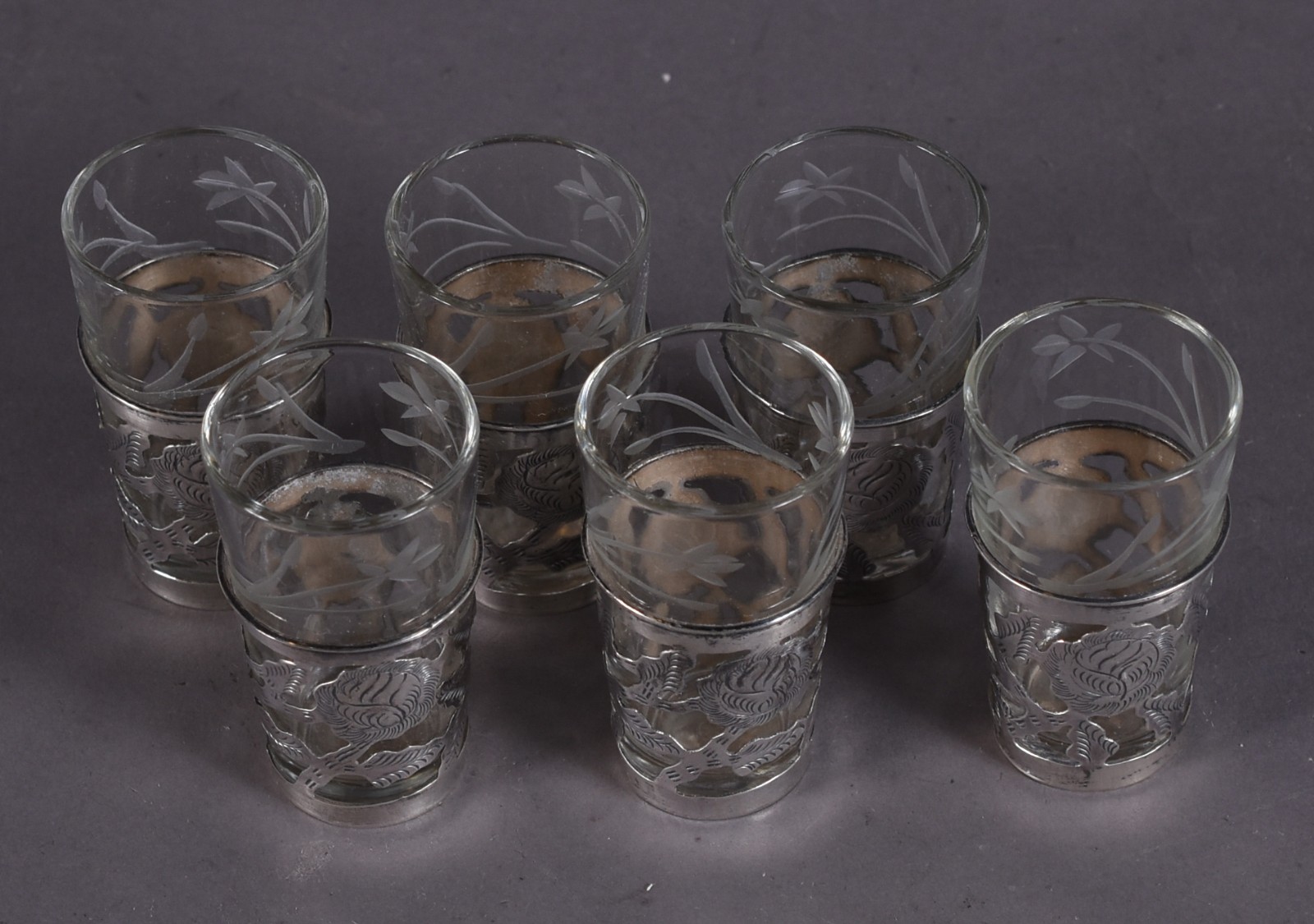 Seis copinhos de cristal com bases de prata vazada. Peso das bases de... - foto 3 de 5