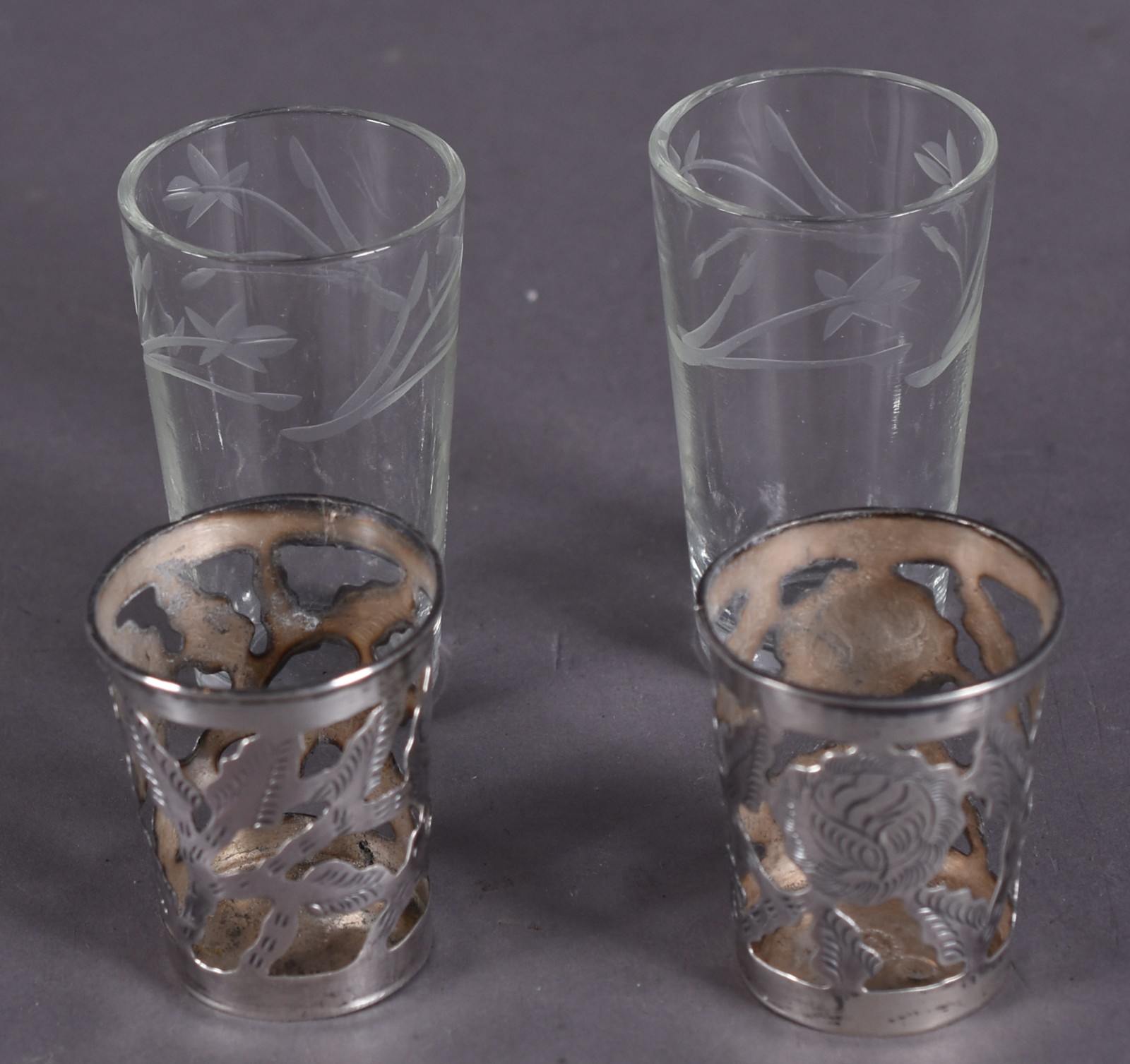 Seis copinhos de cristal com bases de prata vazada. Peso das bases de... - foto 4 de 5