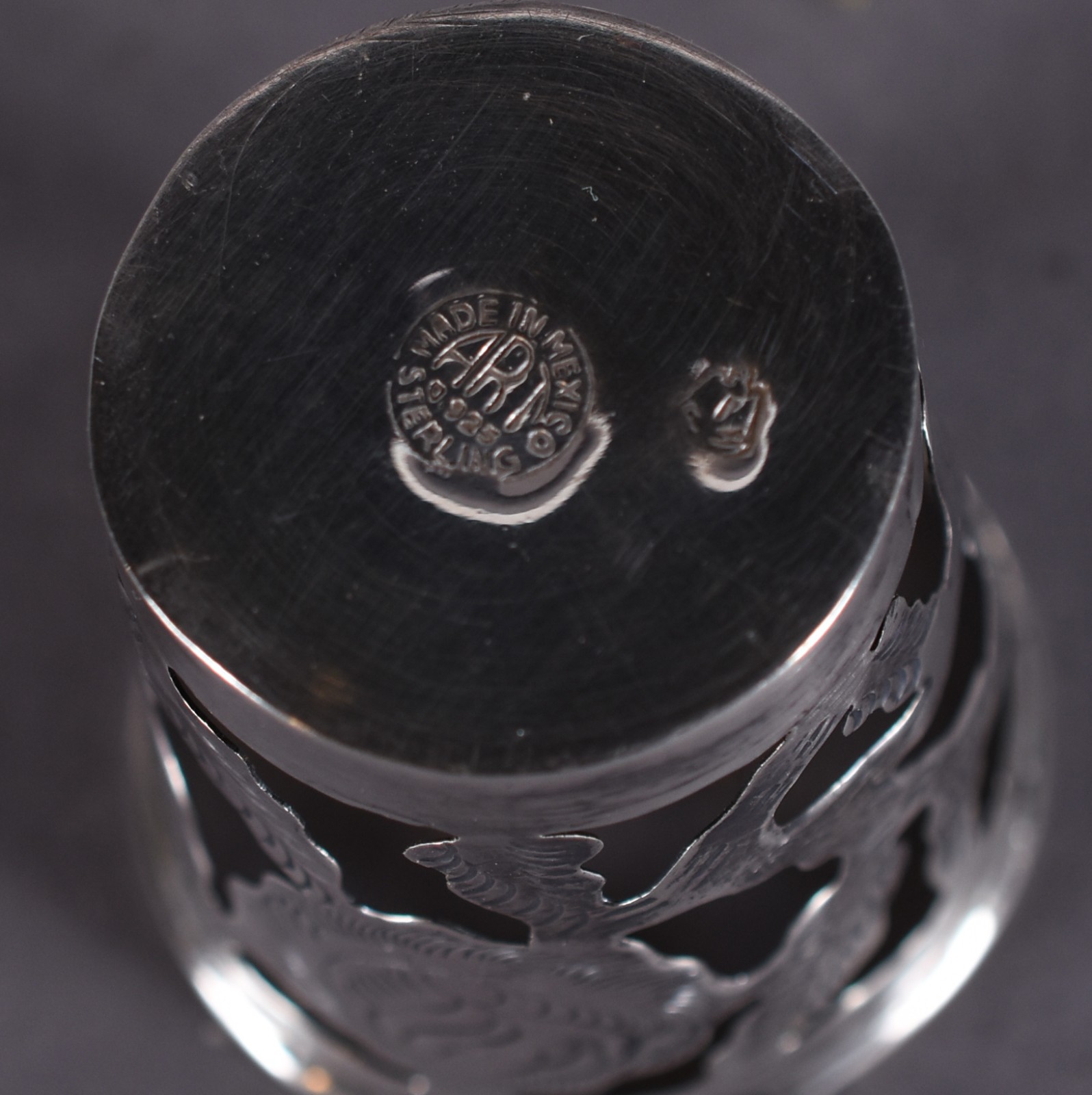 Seis copinhos de cristal com bases de prata vazada. Peso das bases de... - foto 5 de 5