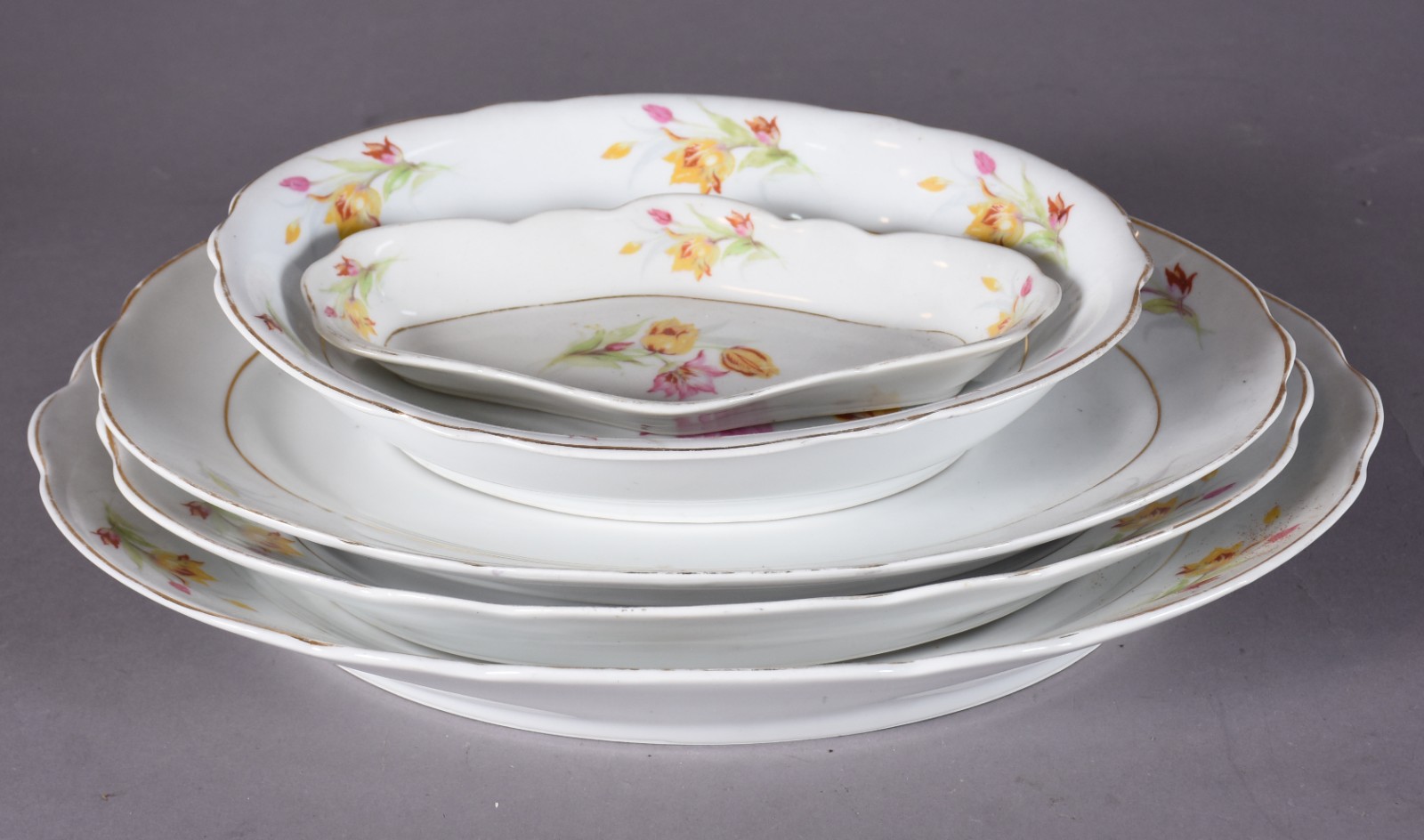 Serviço de jantar de porcelana Real composto de: 24 pratos rasos, 15... - foto 2 de 5