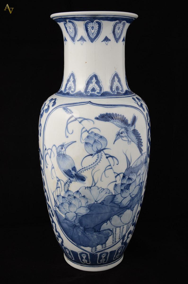 Vaso em porcelana chinesa azul e branco. Alt. 40 cm