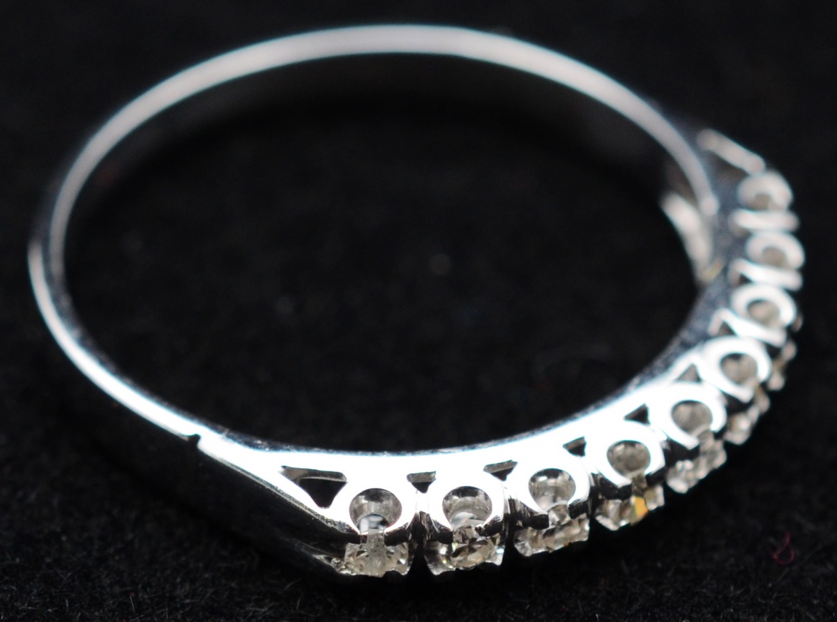 Meia aliança de ouro branco com aproximadamente 0.50 ct de... - foto 1 de 2