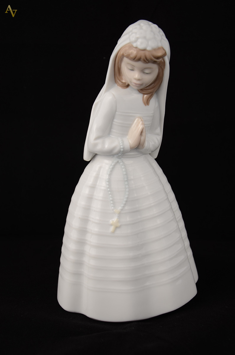 Escultura de porcelana espanhola NAO repr. Primeira Comunhão. Alt.23...