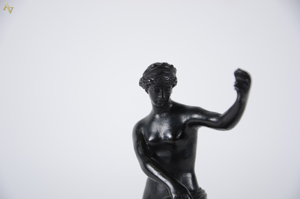 Escultura em metal patinado com base em mármore, rep. mulher... - foto 2 de 2