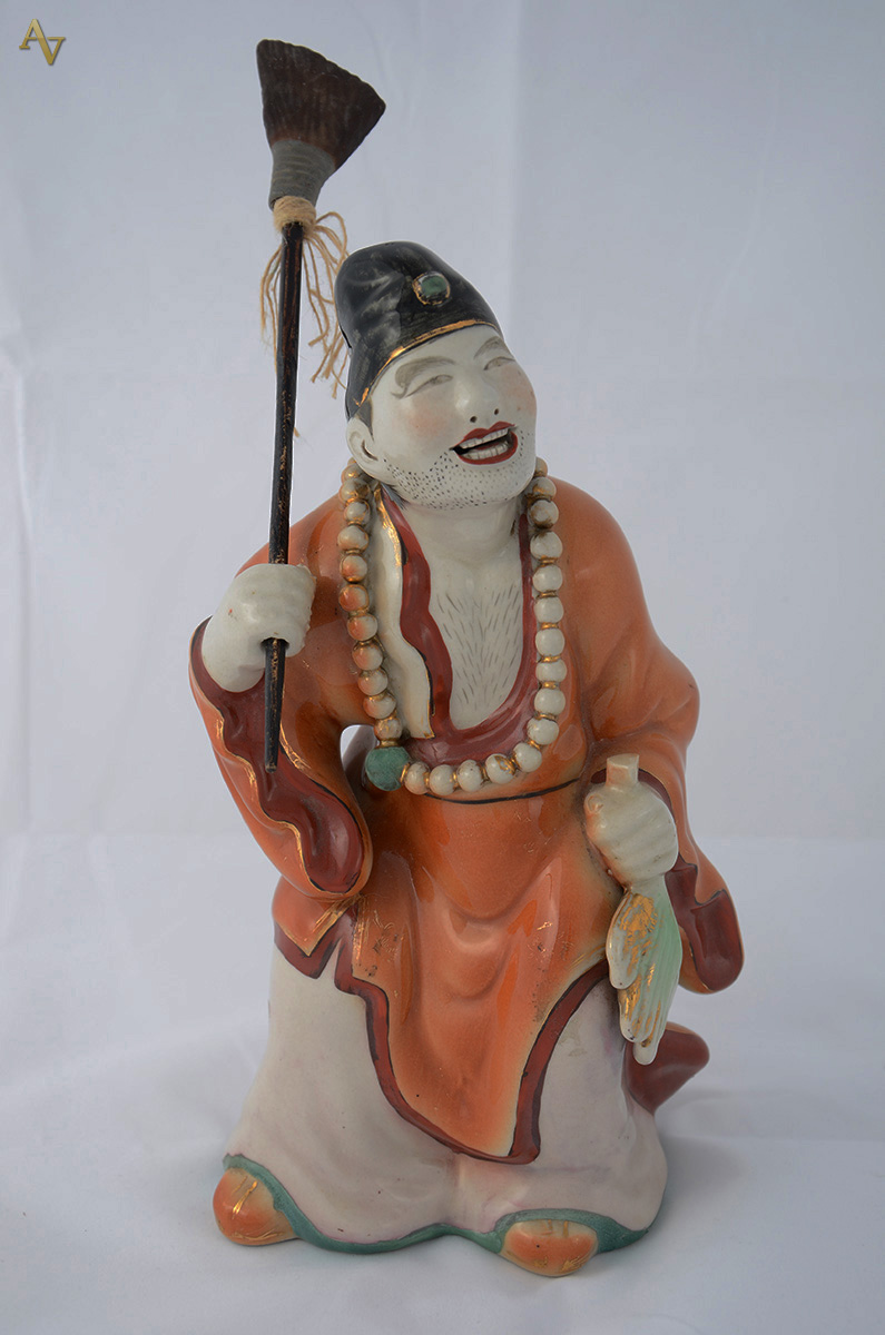 Escultura em faiança oriental policromada rep. figura sorrindo.(Alt...