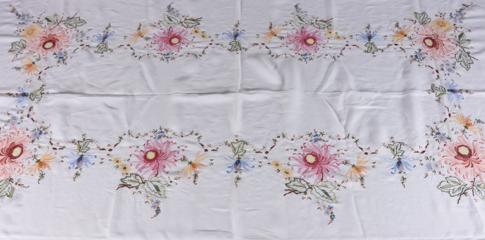 Toalha de organza branca com bordados e apliques. Acompanham 12... - foto 2 de 3