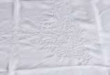 Toalha de mesa de organza branca com bordados. - Toalha de mesa de organza branca com bordados.