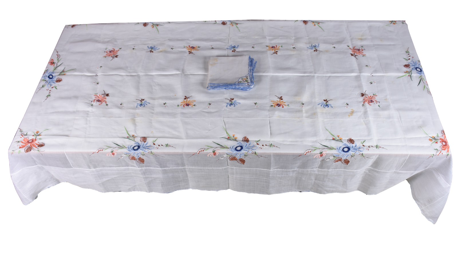 Toalha de organza com bordados. Acompanham 9 guardanapos (pequenas... - foto 1 de 3