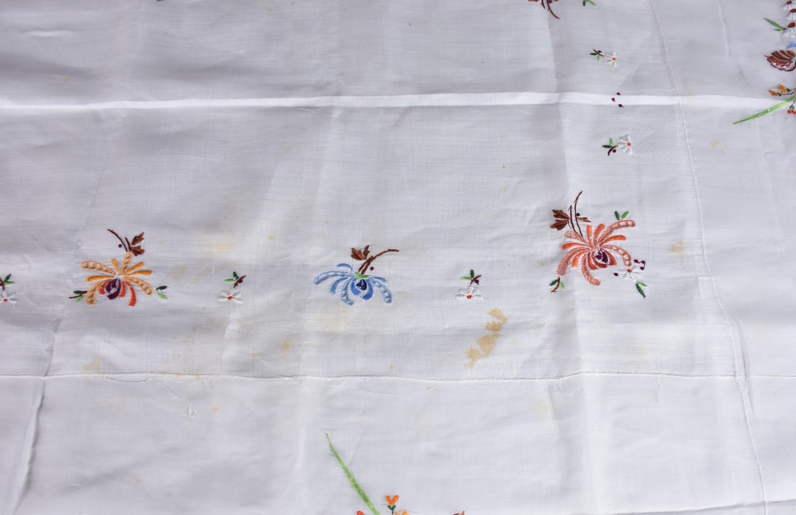 Toalha de organza com bordados. Acompanham 9 guardanapos (pequenas... - foto 2 de 3