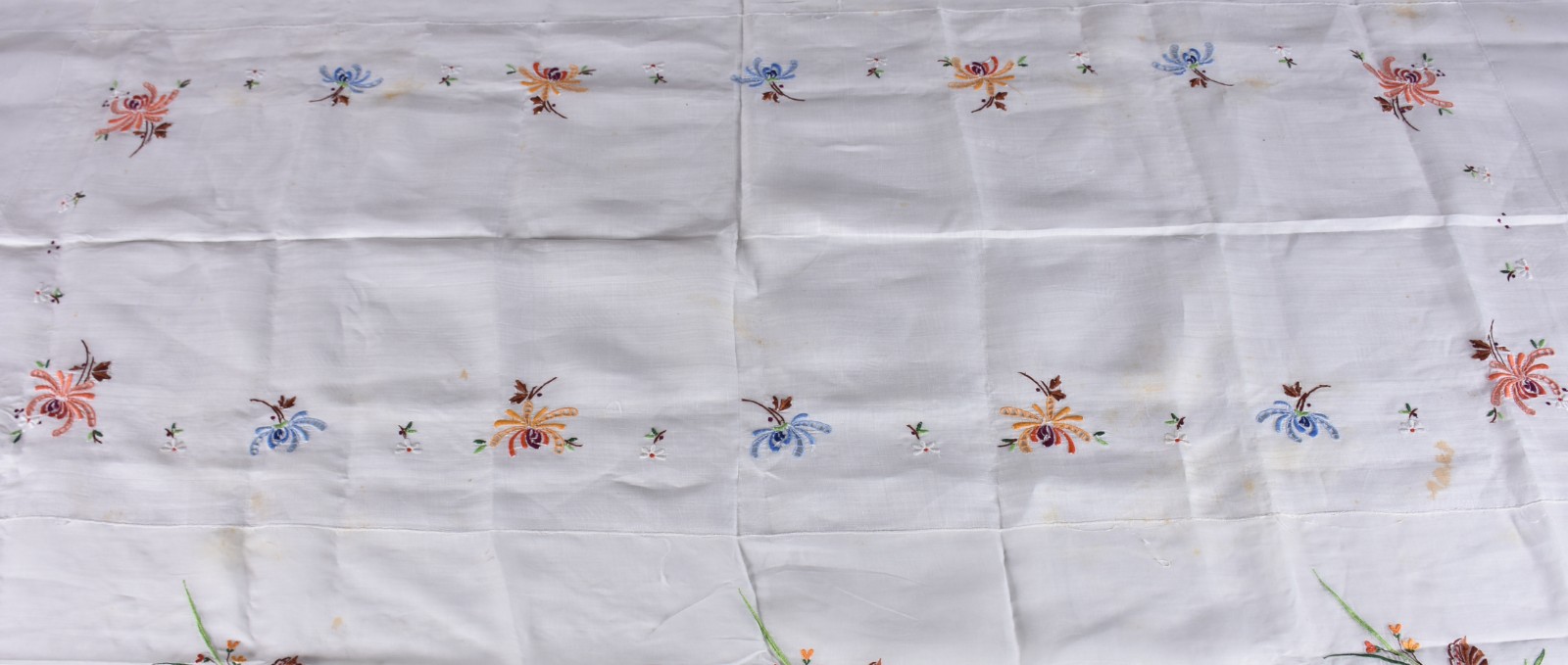 Toalha de organza com bordados. Acompanham 9 guardanapos (pequenas... - foto 3 de 3