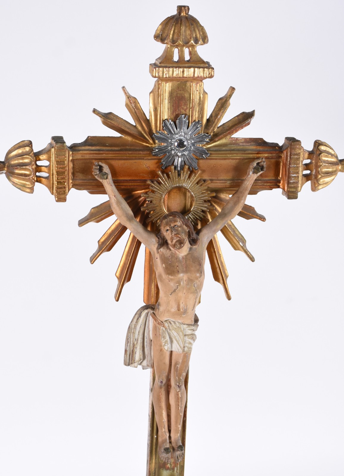 Crucifixo de madeira nobre dourada com figura Cristo ricamente... - foto 2 de 5