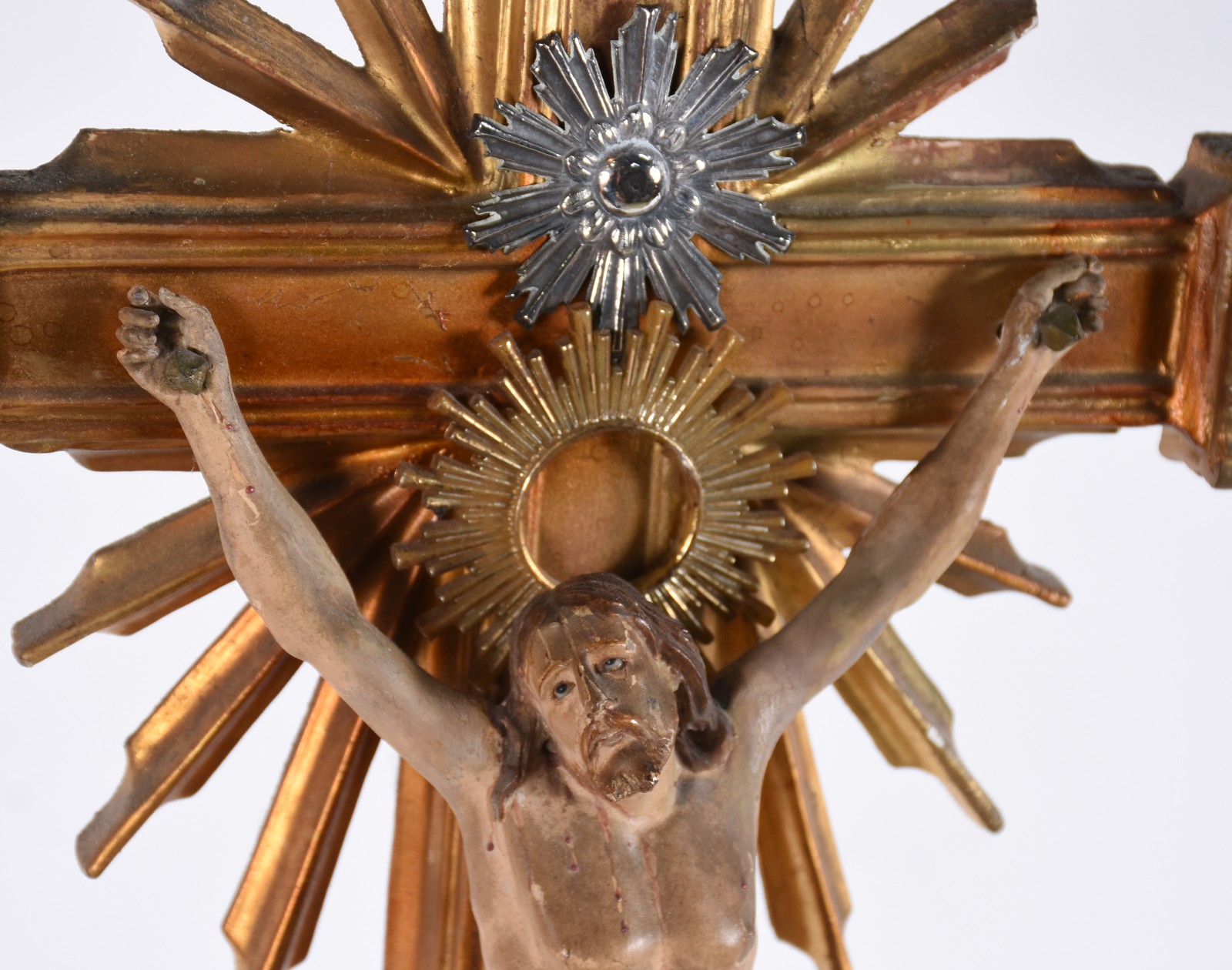 Crucifixo de madeira nobre dourada com figura Cristo ricamente... - foto 3 de 5