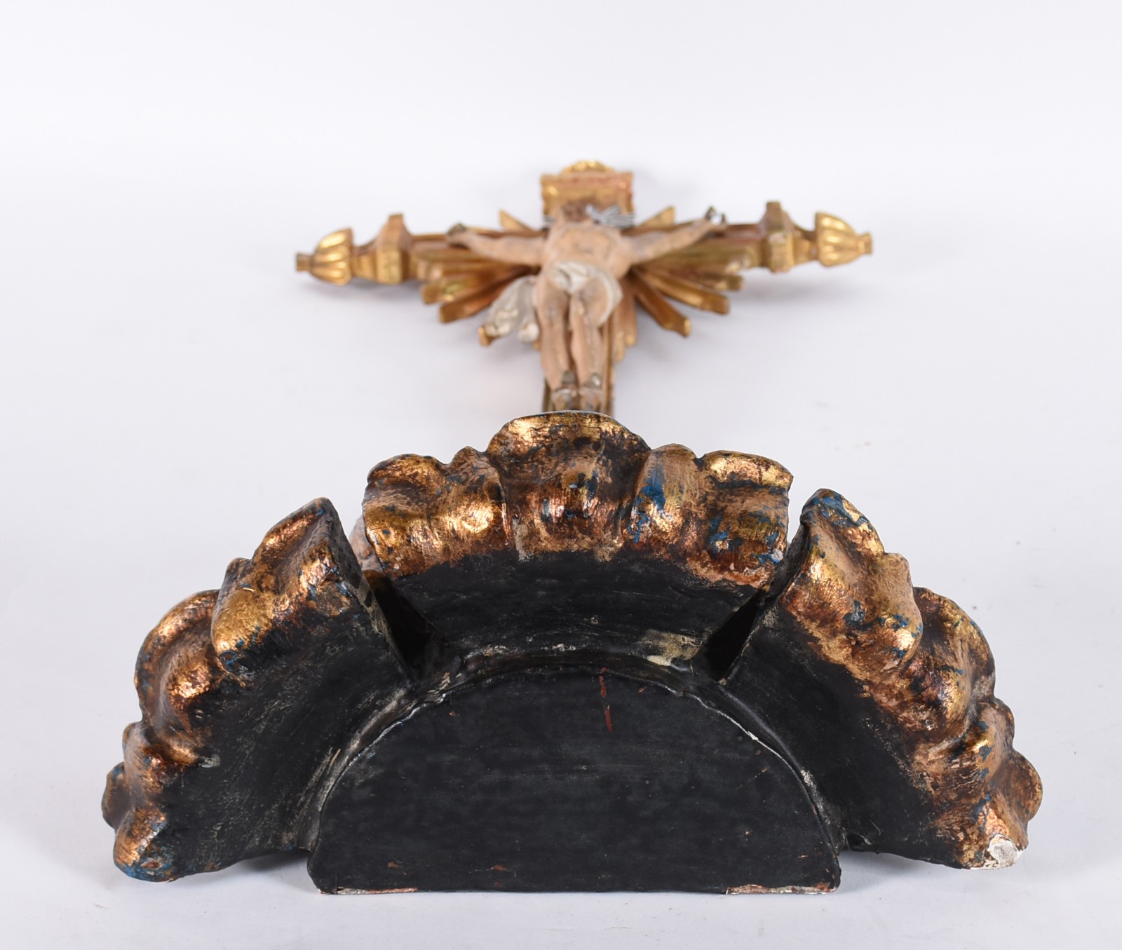Crucifixo de madeira nobre dourada com figura Cristo ricamente... - foto 5 de 5