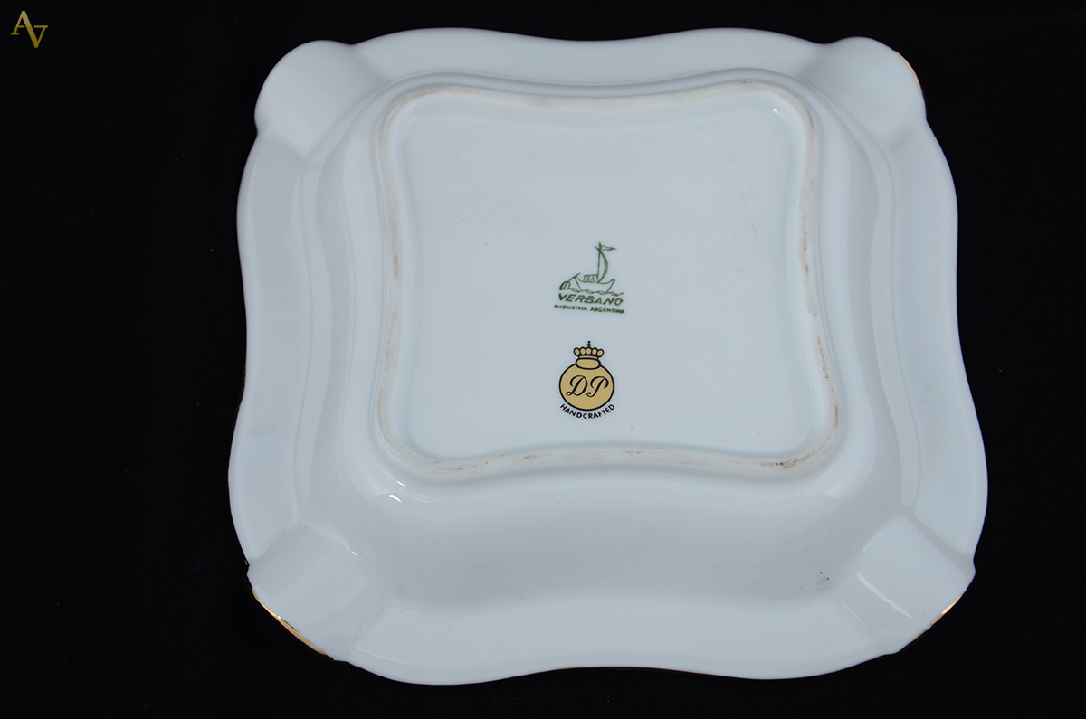 Quatro cinzeiros de porcelana decorados com figuras em policromia e... - foto 2 de 2