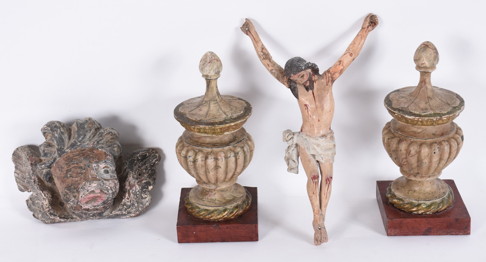 Quatro peças sacras de madeira, sendo Figura de Cristo para... - foto 1 de 9