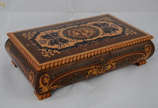 Caixa de música REUGE de madeira ricamente trab... - Caixa de música REUGE de madeira ricamente trabalhada em marqueterie, interior forrado com veludo, pequeno espelho e bailarina. Com chave.  Med....