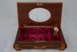 Caixa de música REUGE de madeira ricamente trab... - Caixa de música REUGE de madeira ricamente trabalhada em marqueterie, interior forrado com veludo, pequeno espelho e bailarina. Com chave.  Med....