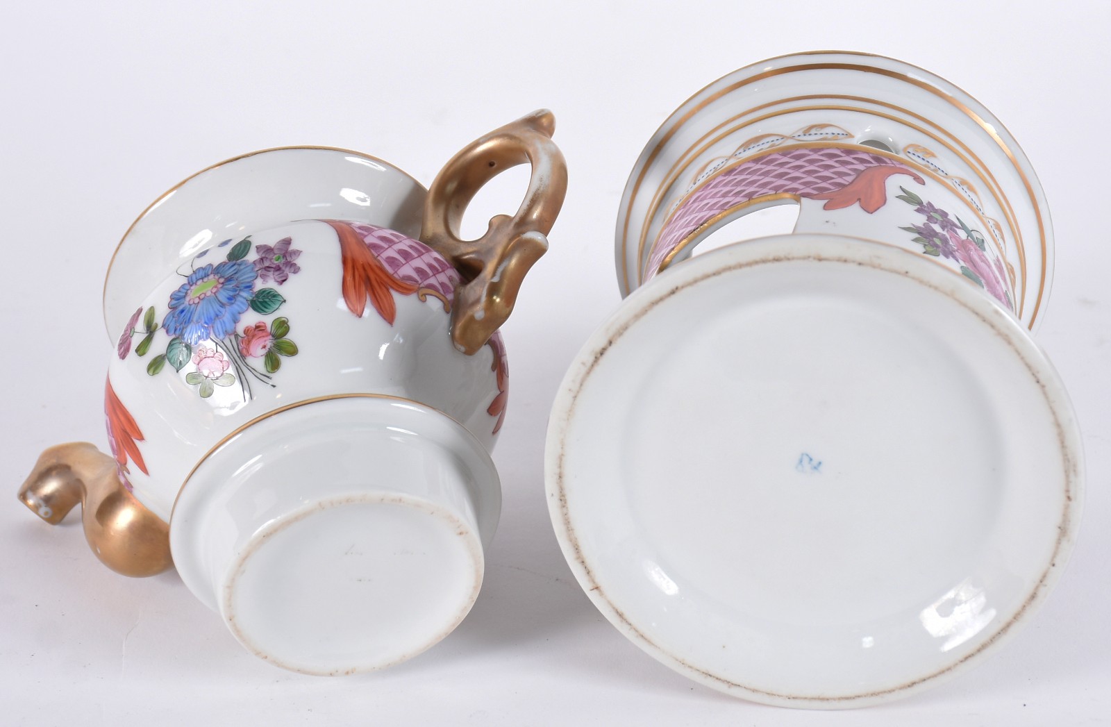 Bule com esquentador de porcelana com flores em policromia e realces... - foto 4 de 7