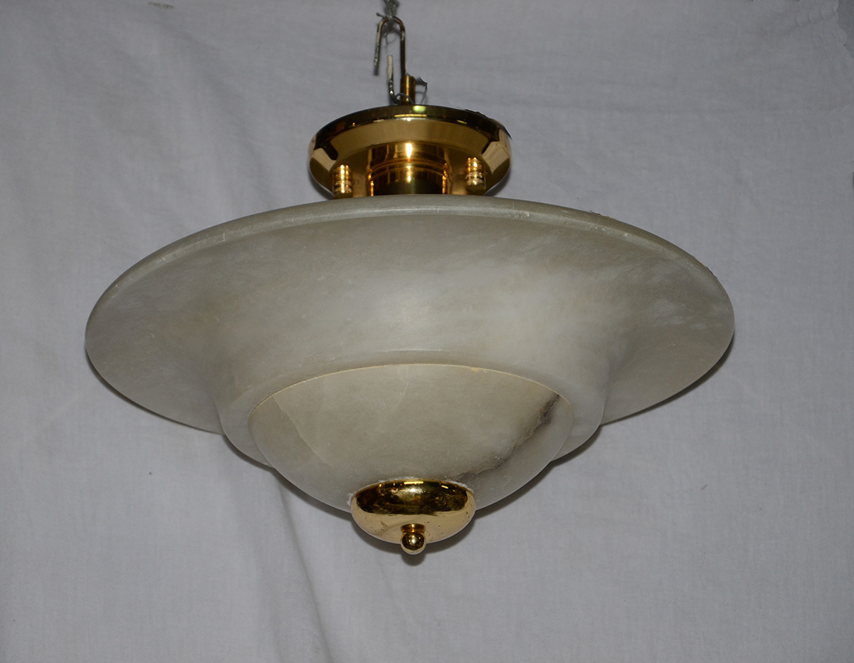 Luminária de teto em alabastro. Alt. 30 cm. Diâm. 40 cm