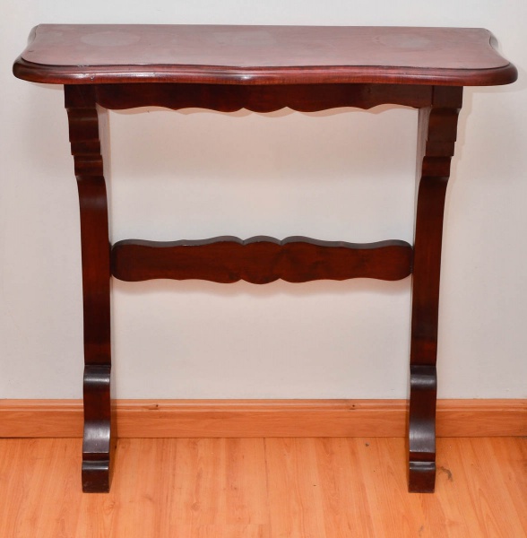 Console de madeira nobre med. 32 x 88 alt. 90 cm.