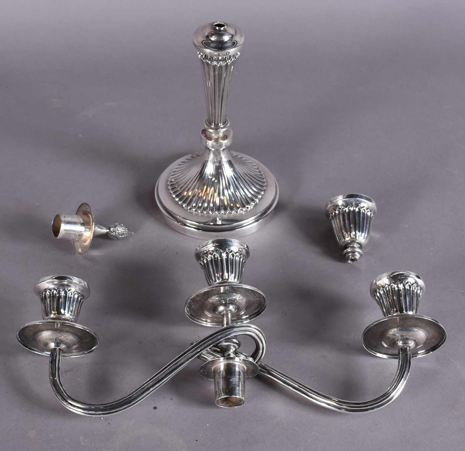 Candelabro de prata portuguesa para 3 velas (quebrado). Peso da... - foto 1 de 6
