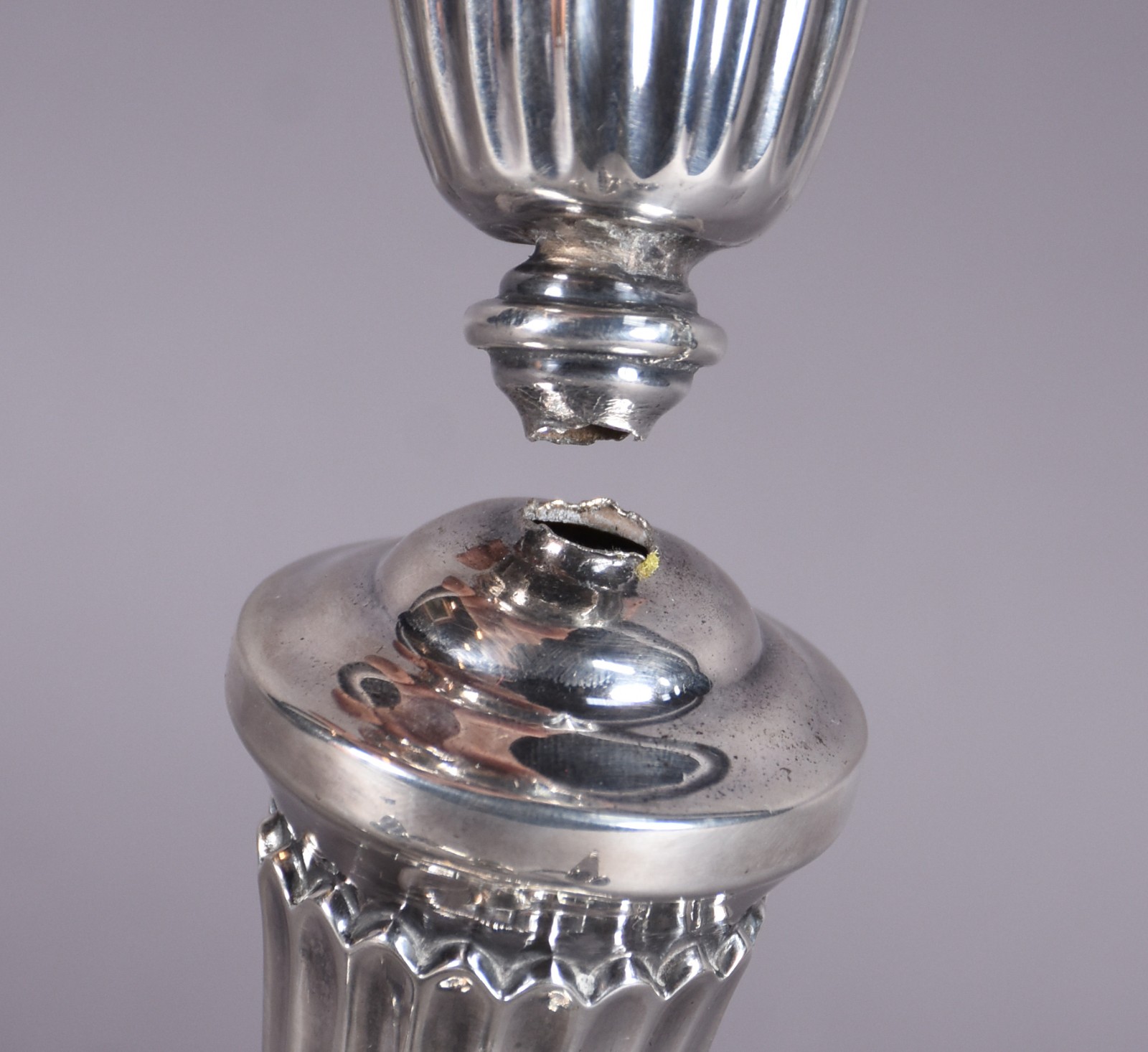 Candelabro de prata portuguesa para 3 velas (quebrado). Peso da... - foto 2 de 6