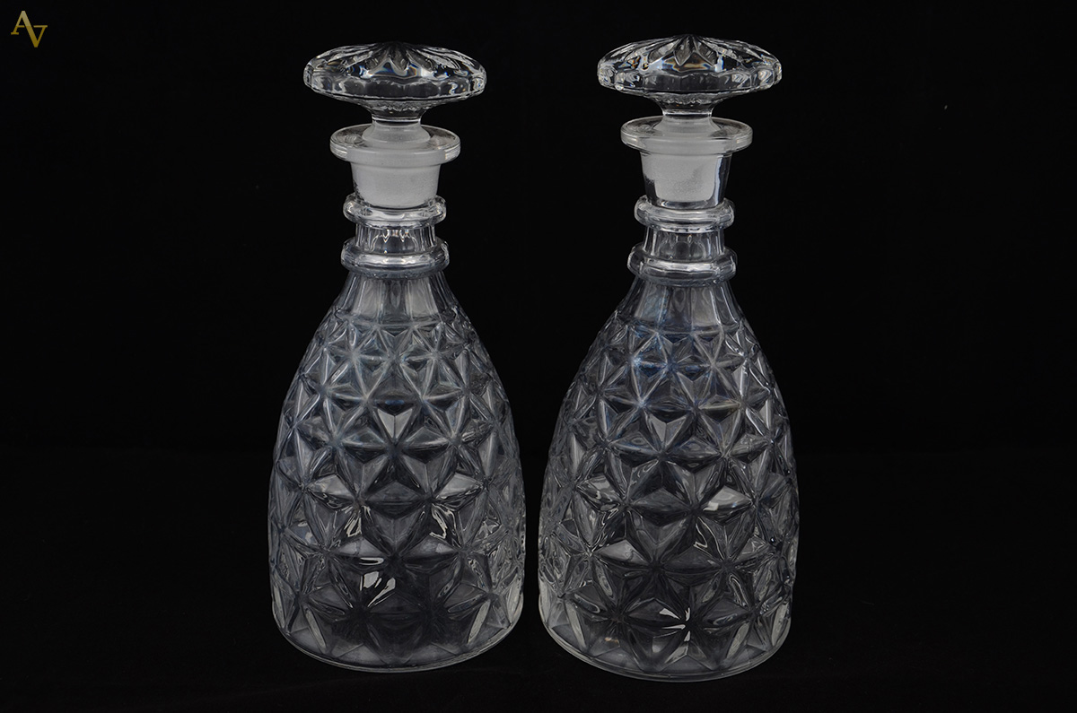 Par de licoreiras em demi cristal branco. Alt. 25 cm