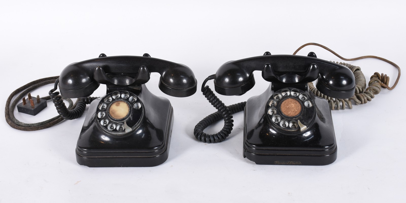 Dois telefones antigos da CTB de baquelite preto, os dois com... - foto 1 de 10