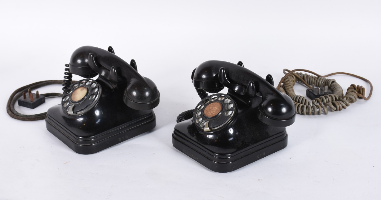 Dois telefones antigos da CTB de baquelite preto, os dois com... - foto 2 de 10