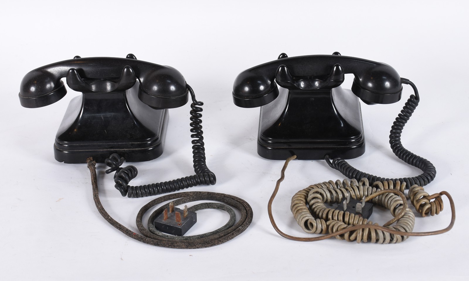 Dois telefones antigos da CTB de baquelite preto, os dois com... - foto 3 de 10