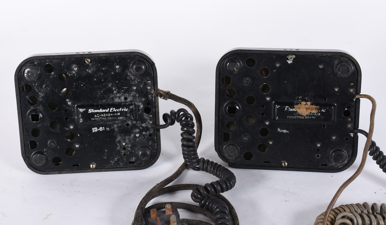 Dois telefones antigos da CTB de baquelite preto, os dois com... - foto 6 de 10