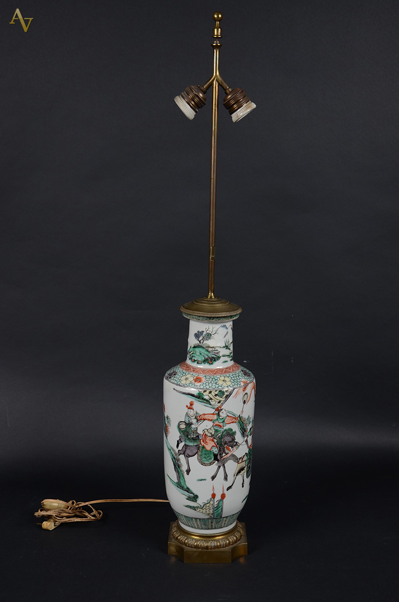 Pé de abajour em porcelana oriental. alt. 42 cm - foto 1 de 2