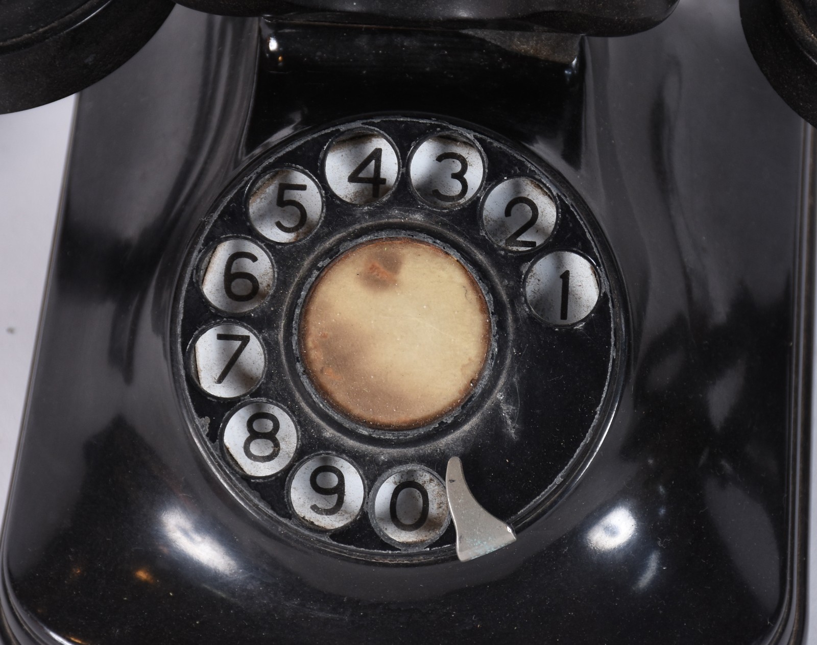 Dois telefones antigos da CTB de baquelite preto, os dois com... - foto 9 de 10