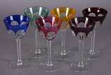 Seis cálices para vinho de cristal doublé em di... - Seis cálices para vinho de cristal doublé em diversas cores, lapidação facetada.