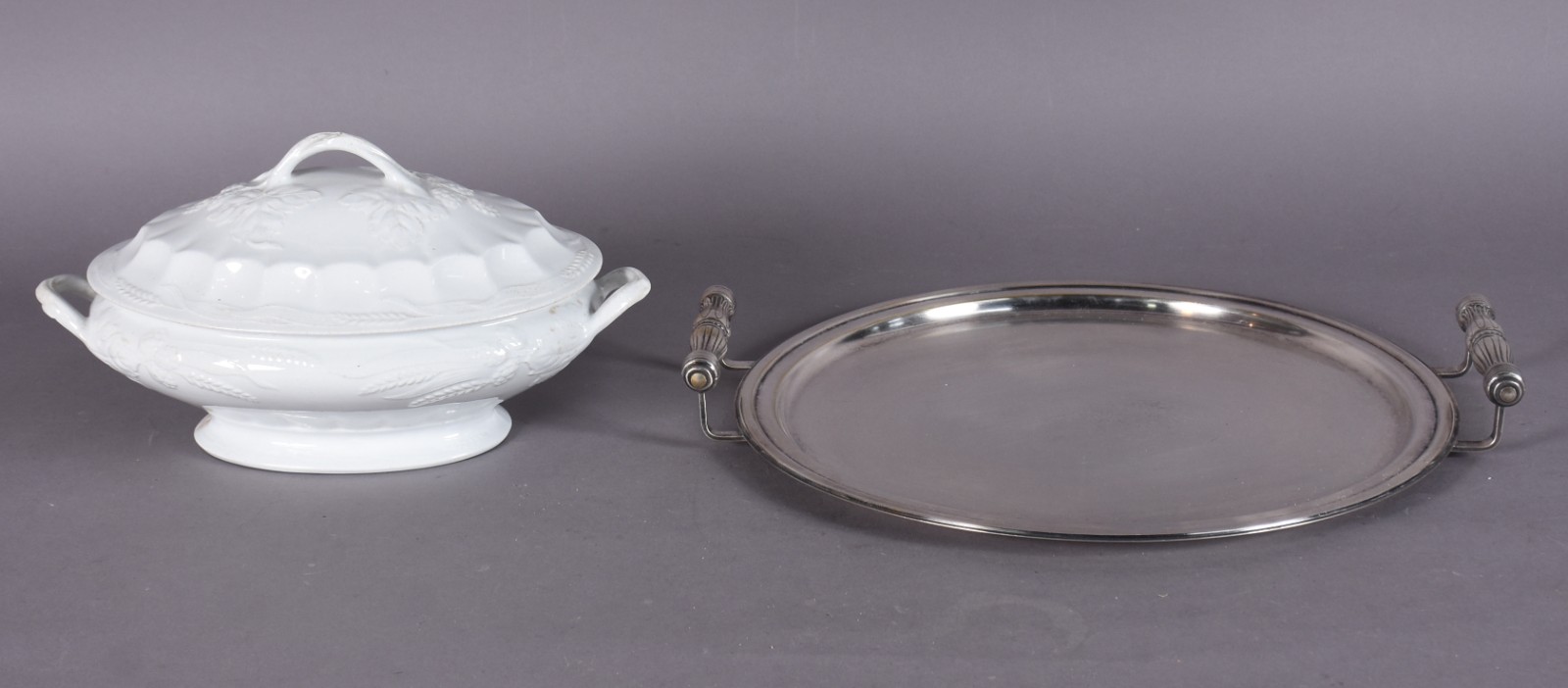 Duas peças diversas, sendo: bandeja de metal com alças e sopeira... - foto 1 de 8