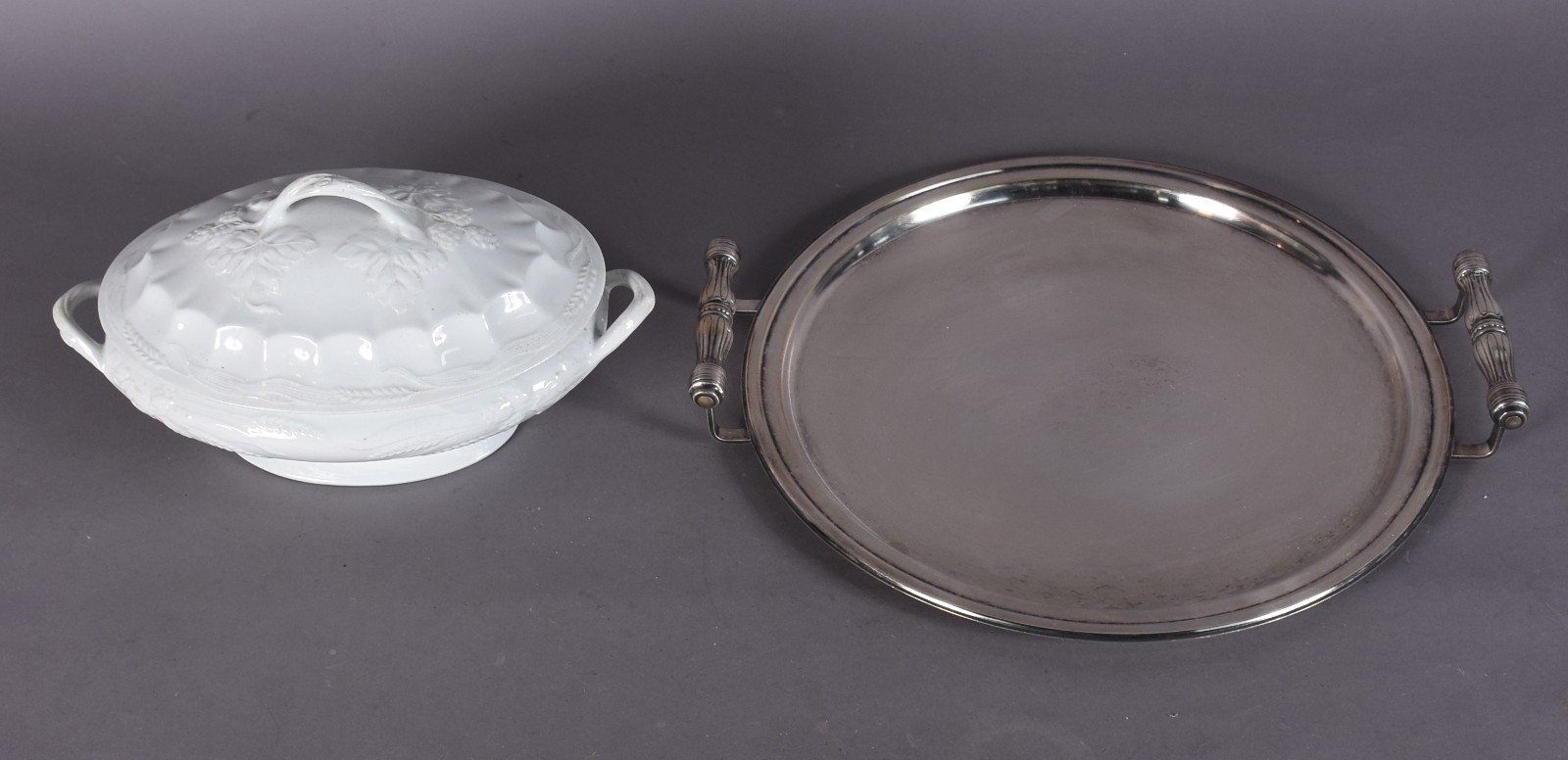Duas peças diversas, sendo: bandeja de metal com alças e sopeira... - foto 2 de 8