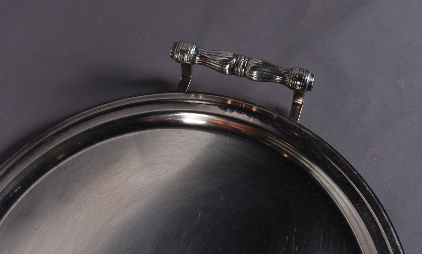 Duas peças diversas, sendo: bandeja de metal com alças e sopeira... - foto 4 de 8