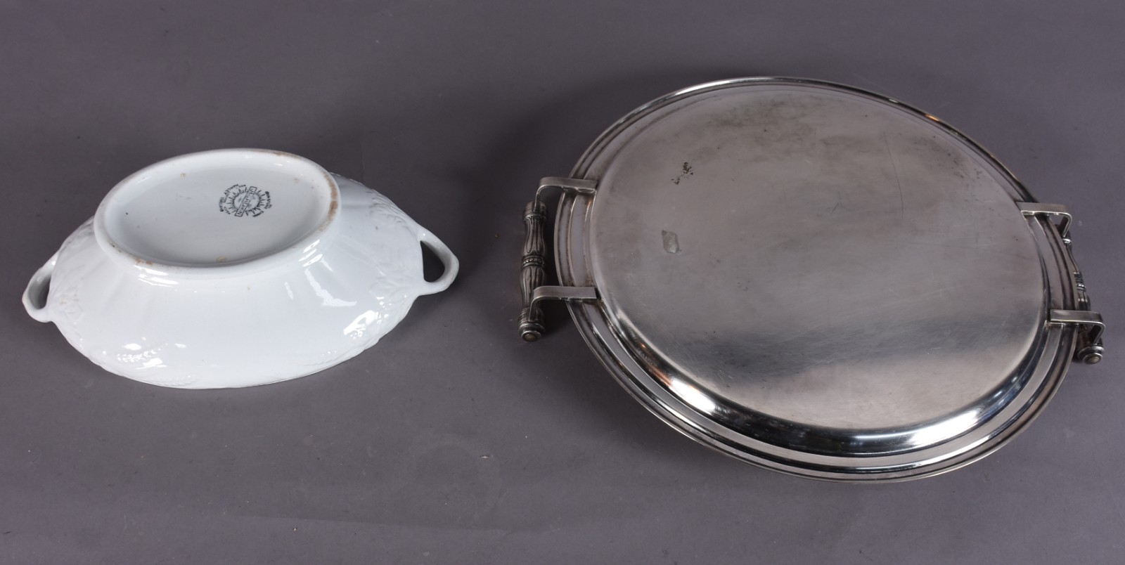 Duas peças diversas, sendo: bandeja de metal com alças e sopeira... - foto 5 de 8