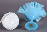 Duas pequenas peças de opalina, sendo: fruteira... - Duas pequenas peças de opalina, sendo: fruteira azul e base de abatjour.