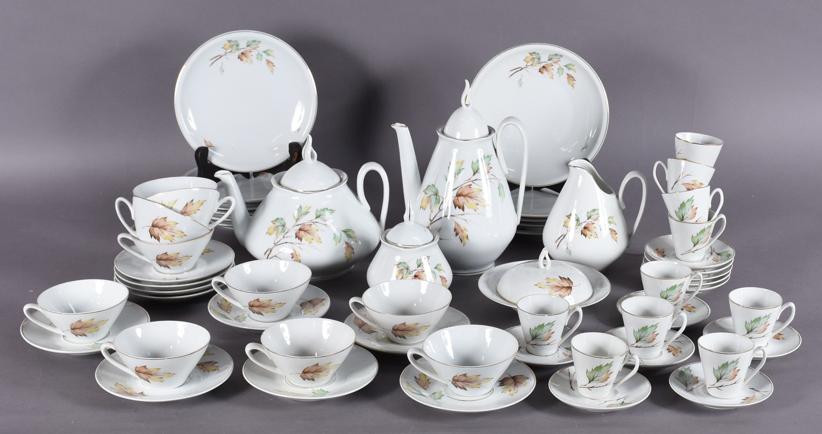 Aparelho de jantar, chá e café de porcelana Real com flores e folhas... - foto 3 de 11