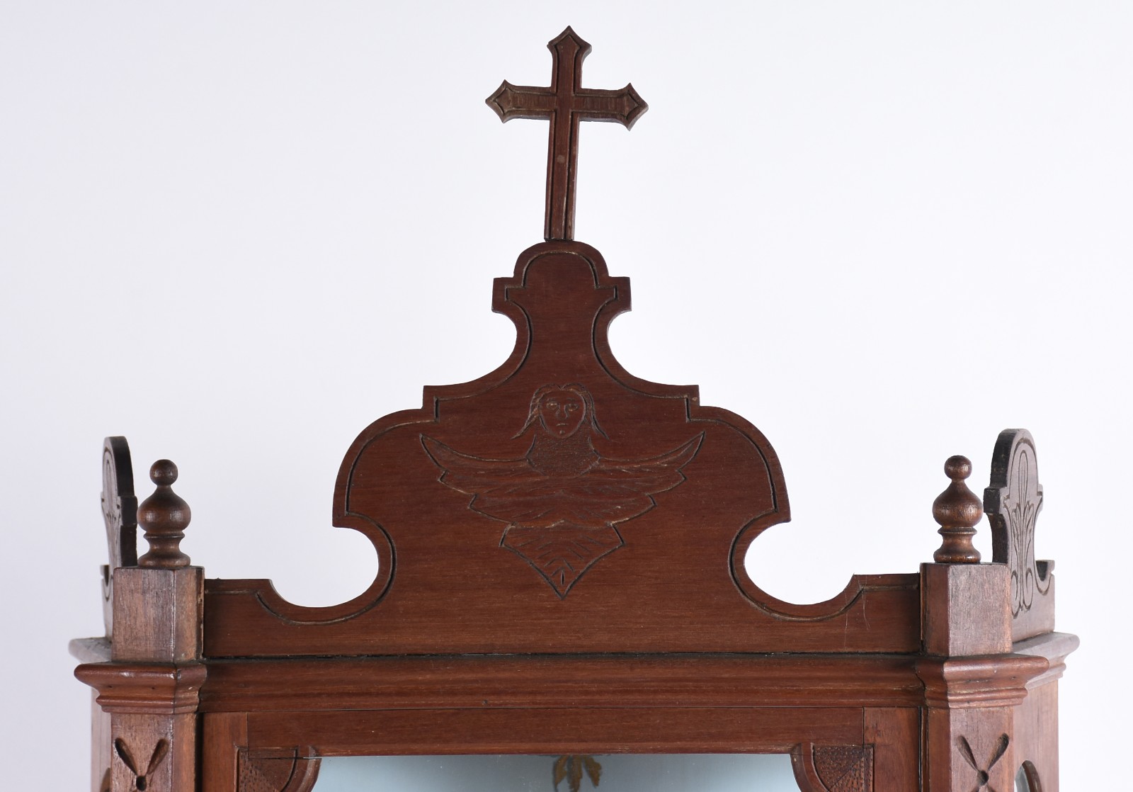 Oratório de madeira nobre com porta e laterais de vidro, detalhes... - foto 4 de 7