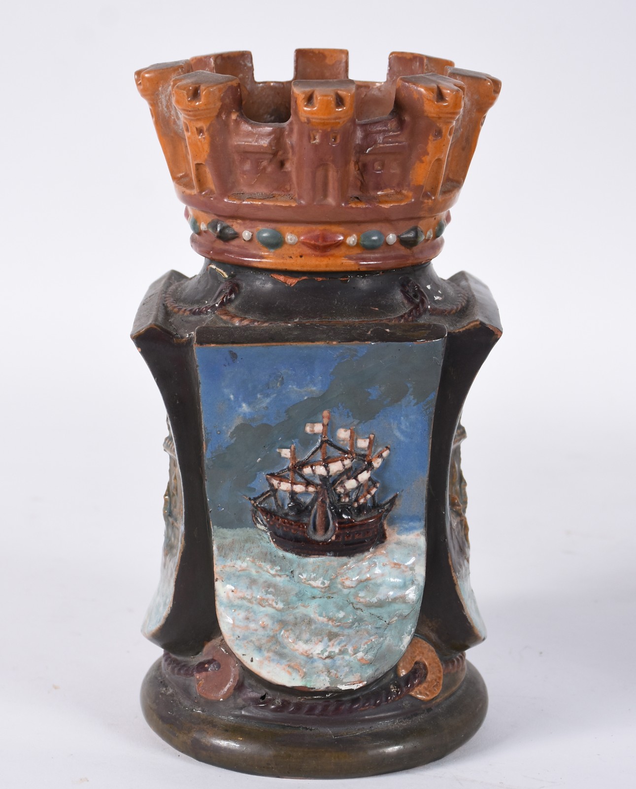 Vaso de cerâmica policromada, laterais decordas com figuras de... - foto 1 de 8