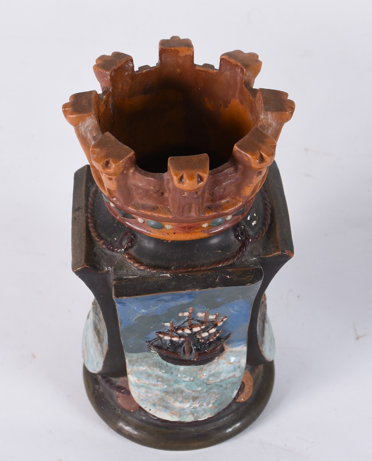 Vaso de cerâmica policromada, laterais decordas com figuras de... - foto 2 de 8