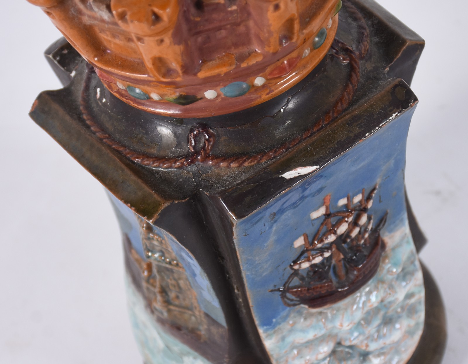 Vaso de cerâmica policromada, laterais decordas com figuras de... - foto 6 de 8