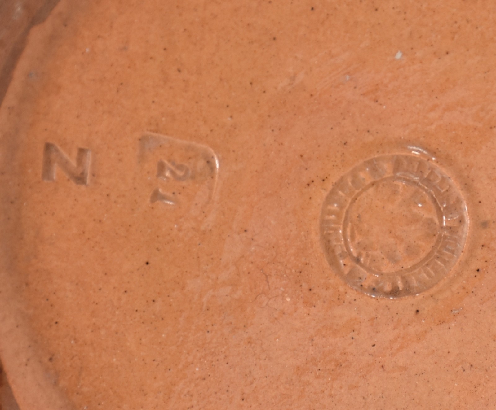 Vaso de cerâmica policromada, laterais decordas com figuras de... - foto 7 de 8