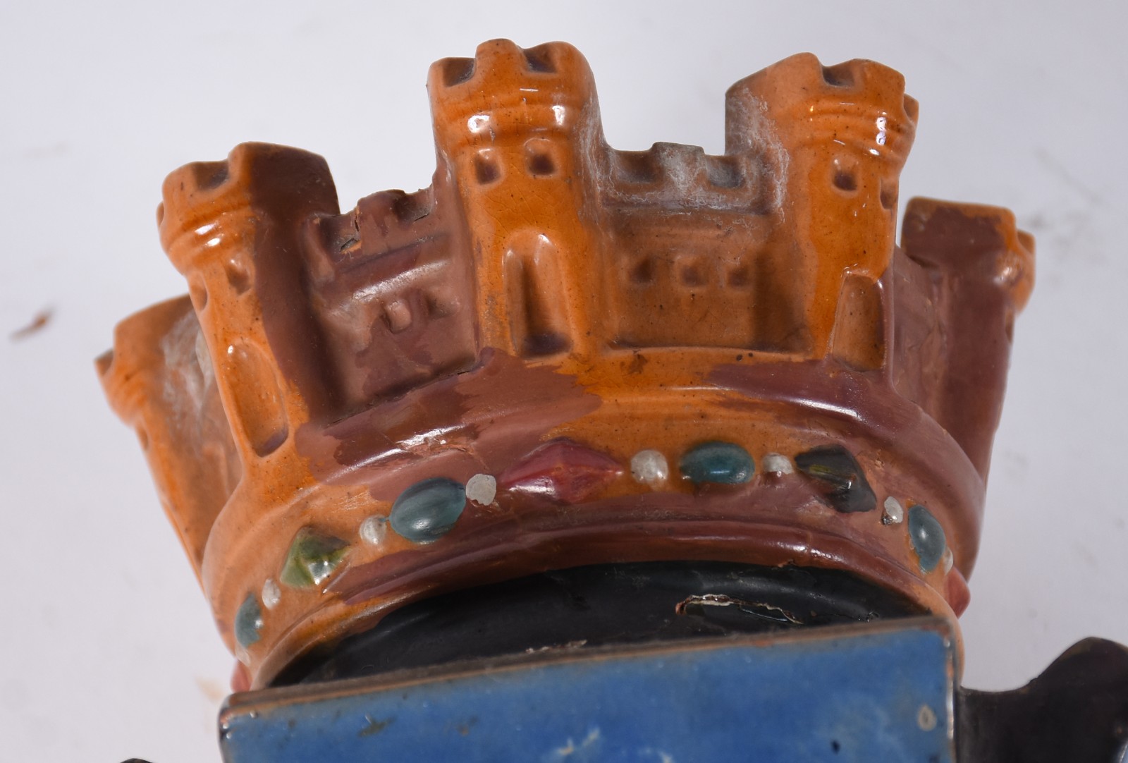 Vaso de cerâmica policromada, laterais decordas com figuras de... - foto 8 de 8