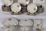 Aparelho de jantar porcelana Bavaria composto d... - Aparelho de jantar porcelana Bavaria composto de: 24 pratos rasos, 12 pratos fundos, 11 de sobremesa, sopeira, legumeira, molheira e 6 peças de ...