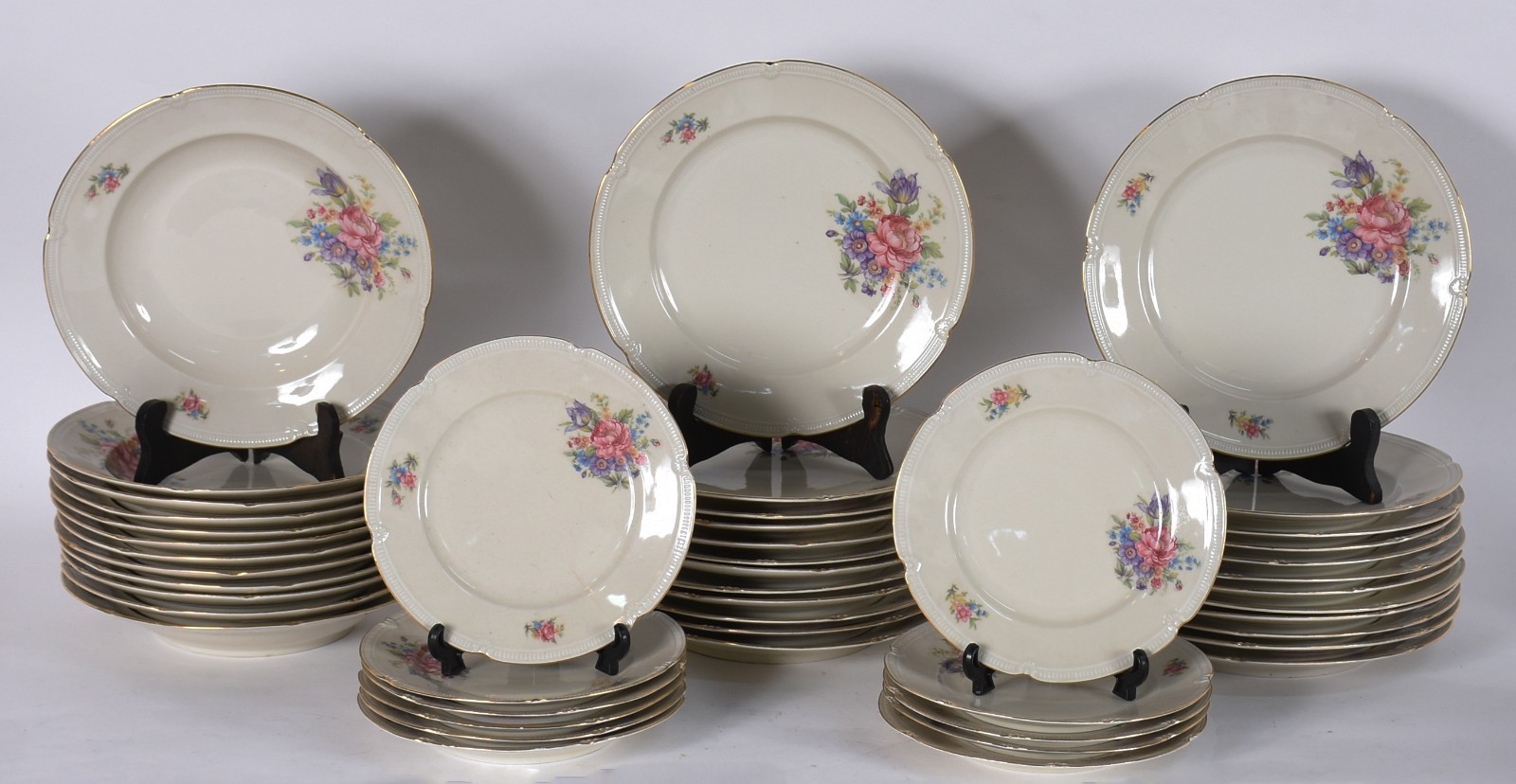 Aparelho de jantar porcelana Bavaria composto de: 24 pratos rasos, 12... - foto 2 de 8
